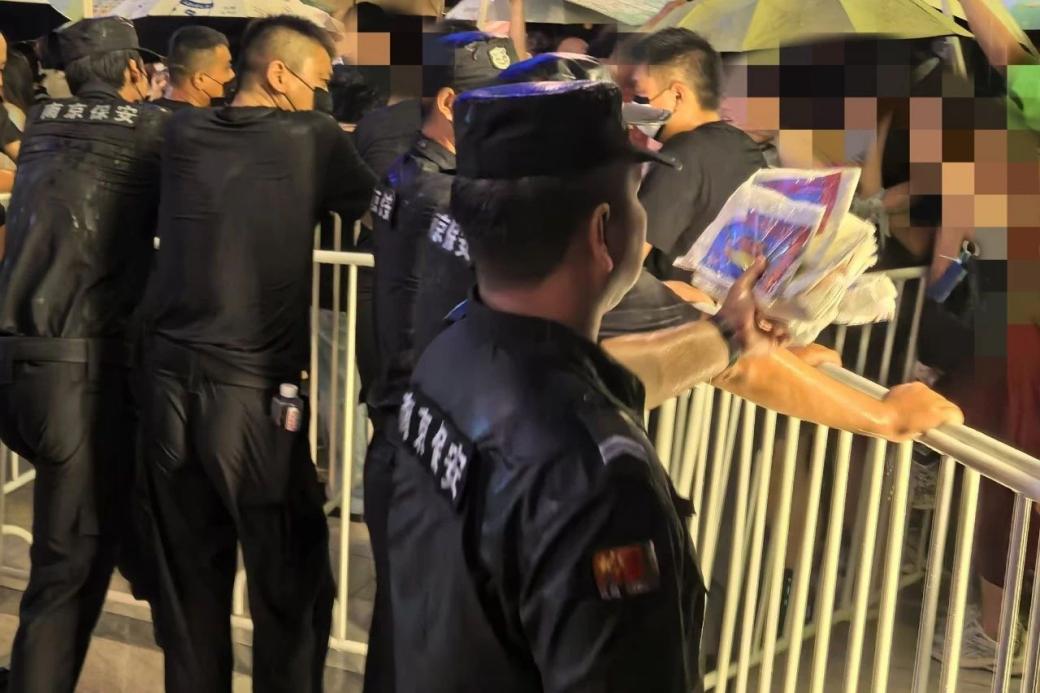 C:/Users/Administrator/Desktop/臺(tái)風(fēng)“貝碧嘉”來(lái)襲，南京保安積極應(yīng)對(duì)，“守”護(hù)萬(wàn)家團(tuán)圓！/11.jpg11