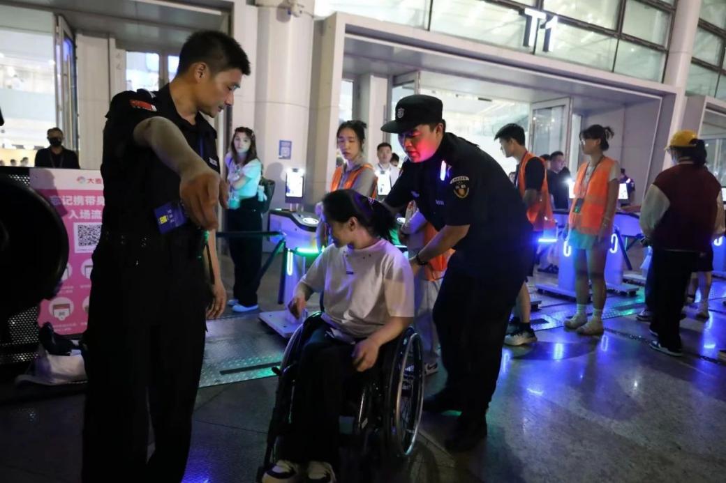 C:/Users/Administrator/Desktop/“安保鐵軍、硬核保障”2024系列報道四十二——南京市保安服務有限公司成功護航張碧晨「今兒個開心」十周年巡回演唱會南京站安保任務/5.jpg5
