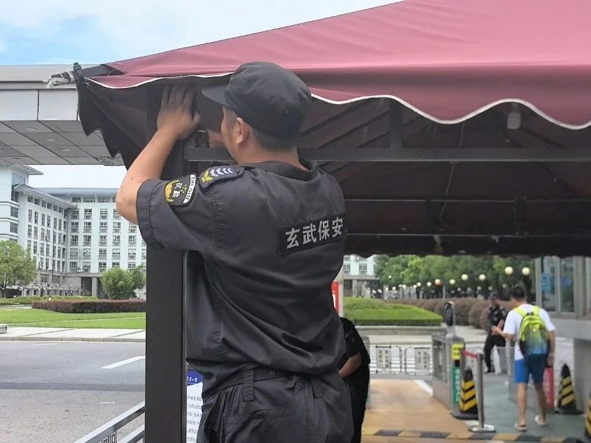 C:/Users/Administrator/Desktop/臺(tái)風(fēng)“貝碧嘉”來(lái)襲，南京保安積極應(yīng)對(duì)，“守”護(hù)萬(wàn)家團(tuán)圓！/6.jpg6