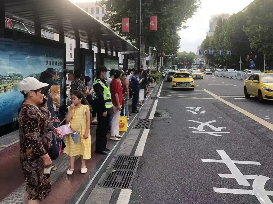 C:/Users/Administrator/Desktop/臺(tái)風(fēng)“貝碧嘉”來(lái)襲，南京保安積極應(yīng)對(duì)，“守”護(hù)萬(wàn)家團(tuán)圓！/2.jpg2