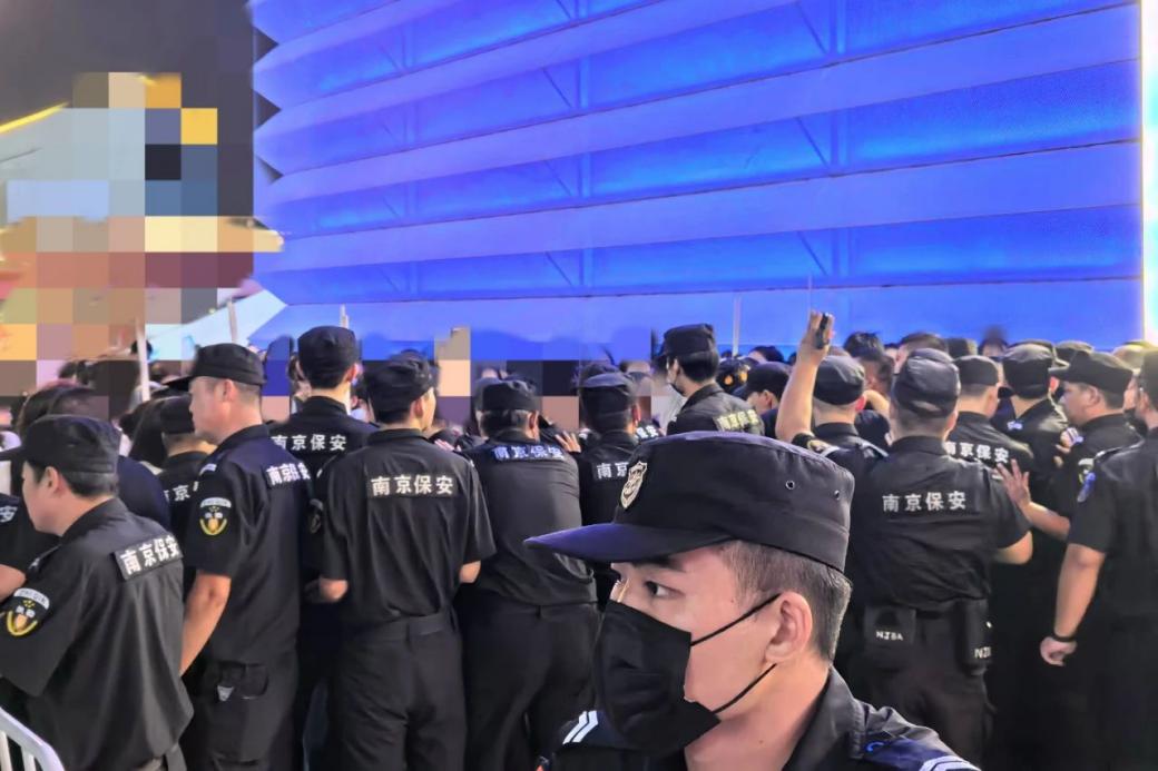 C:/Users/Administrator/Desktop/臺(tái)風(fēng)“貝碧嘉”來(lái)襲，南京保安積極應(yīng)對(duì)，“守”護(hù)萬(wàn)家團(tuán)圓！/12.jpg12