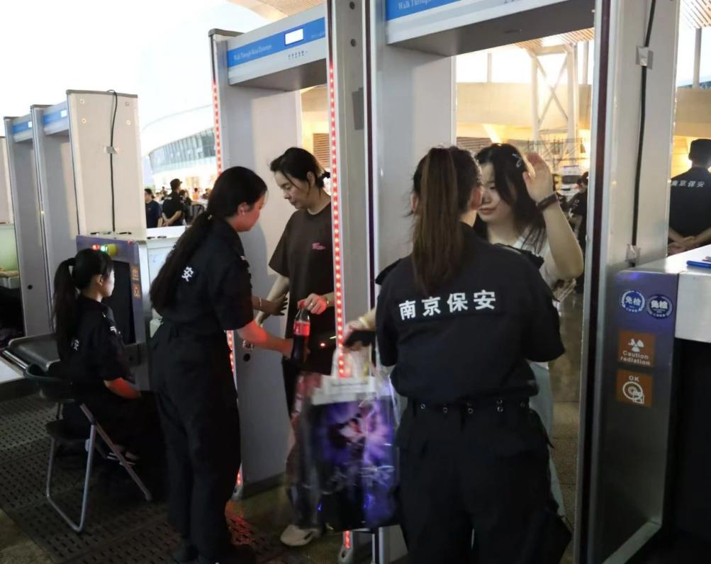 C:/Users/Administrator/Desktop/“安保鐵軍、硬核保障”2024系列報道四十二——南京市保安服務有限公司成功護航張碧晨「今兒個開心」十周年巡回演唱會南京站安保任務/2.jpg2