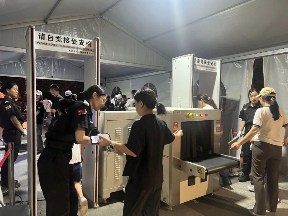 C:/Users/Administrator/Desktop/臺(tái)風(fēng)“貝碧嘉”來(lái)襲，南京保安積極應(yīng)對(duì)，“守”護(hù)萬(wàn)家團(tuán)圓！/9.jpg9