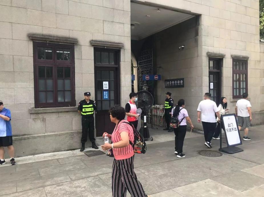 C:/Users/Administrator/Desktop/臺(tái)風(fēng)“貝碧嘉”來(lái)襲，南京保安積極應(yīng)對(duì)，“守”護(hù)萬(wàn)家團(tuán)圓！/8.jpg8