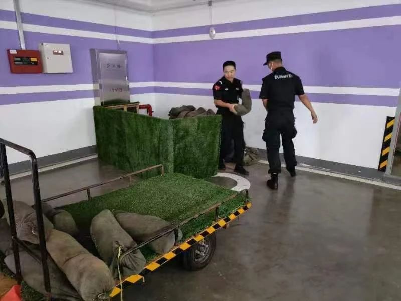 C:/Users/Administrator/Desktop/臺(tái)風(fēng)“貝碧嘉”來(lái)襲，南京保安積極應(yīng)對(duì)，“守”護(hù)萬(wàn)家團(tuán)圓！/5.jpg5