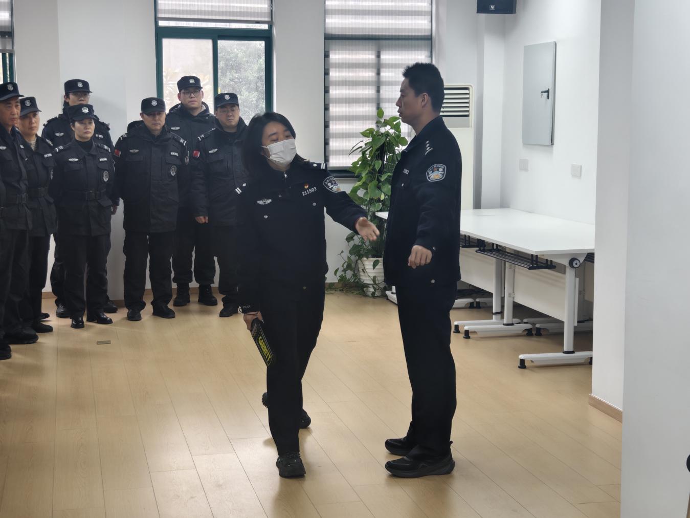 E:/25.12.10后 上傳網(wǎng)站留存/以專(zhuān)業(yè)守護(hù)安全 用實(shí)戰(zhàn)淬煉本領(lǐng)/照片/a98a2230643f88d54b379845c7c6dff4.jpga98a2230643f88d54b379845c7c6dff4